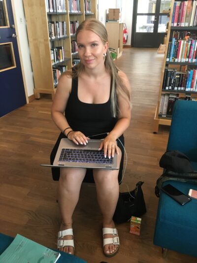 Madicken Söderholm Aspegren i skolbiblioteket