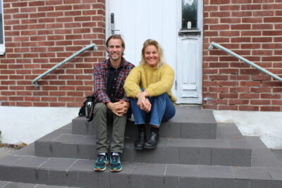 Torben och Lotte Ohlander sitter på trappan till sitt his på Idunsgatan.