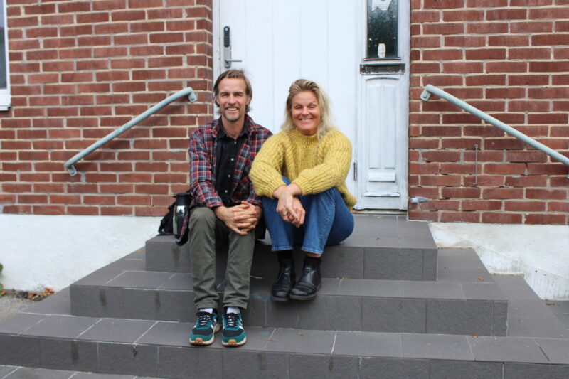 Torben och Lotte Ohlander sitter på trappan till sitt his på Idunsgatan.