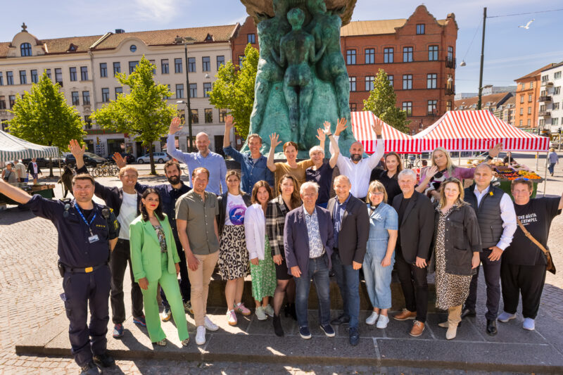 BID Malmös medlemmar samlade framför statyn Arbetets ära på Möllevångstorget i Malmö
