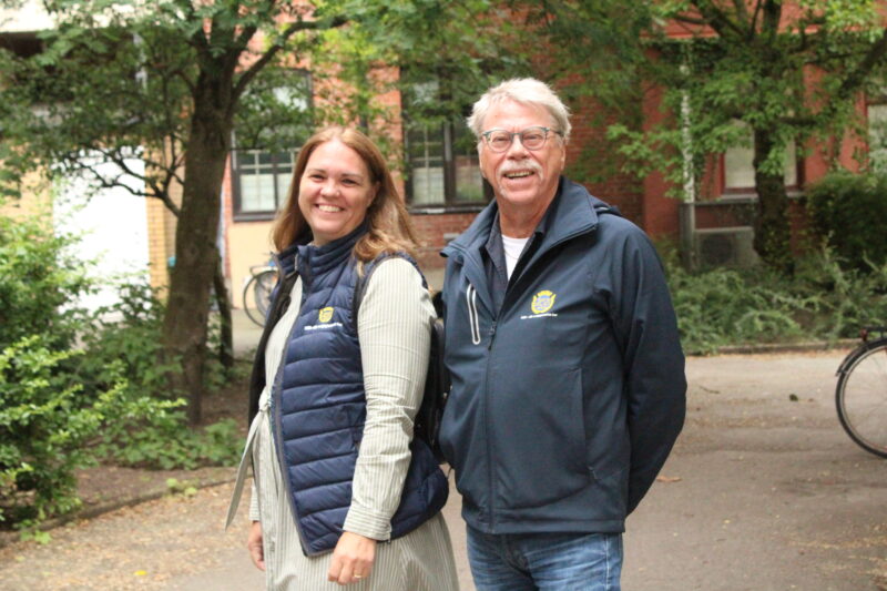 Maria och Jörgen på innergården i Kvarteret Arken