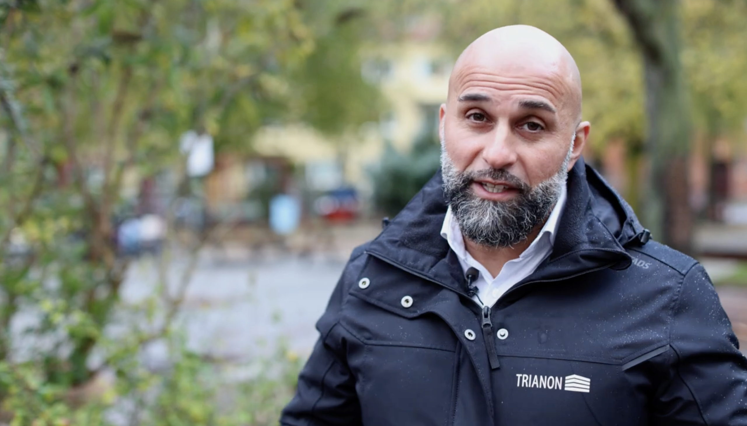 Ryan Bozorgian i grönskande parkmiljö mitt i stan.