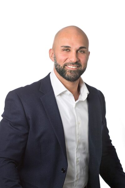 Ateljébild på Ryan Bozorgian, där han ler mot kameran.